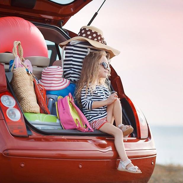 Auslandsschadenschut, Mädchen sitzt im Kofferraum